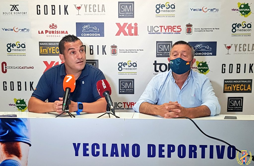 Yeclano_dptvo's tweet photo. 📸🆕️💺 Adrián Hernández (@Patiyoso) ha sido presentado esta mañana en la rueda de prensa de La Constitución y ya ha podido pisar el césped de su nueva casa ⚽️🏟💪

🤗🔝 ¡𝐁𝐈𝐄𝐍𝐕𝐄𝐍𝐈𝐃𝐎 𝐀𝐃𝐑𝐈𝐀́𝐍! 🔝🤗

#SomosYeclano 🔵🔴 https://t.co/TopkUYz9wH