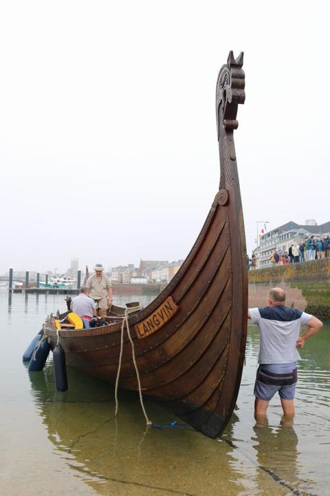 ornavik's tweet photo. Ce matin, notre magnifique bateau Langvin, fit ses premières vagues dans le port de Fécamp. Il a donc enfin commencé son périple en Normandie avant de rejoindre son village viking d'Ornavik. (1/3) https://t.co/t6Mw00X3rh