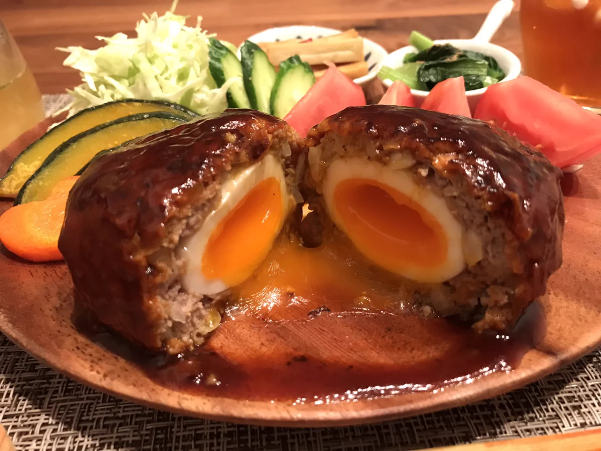 夫に天才と言われたご飯がこちら！黄身がトロっとあふれ出すハンバーグが印象的！