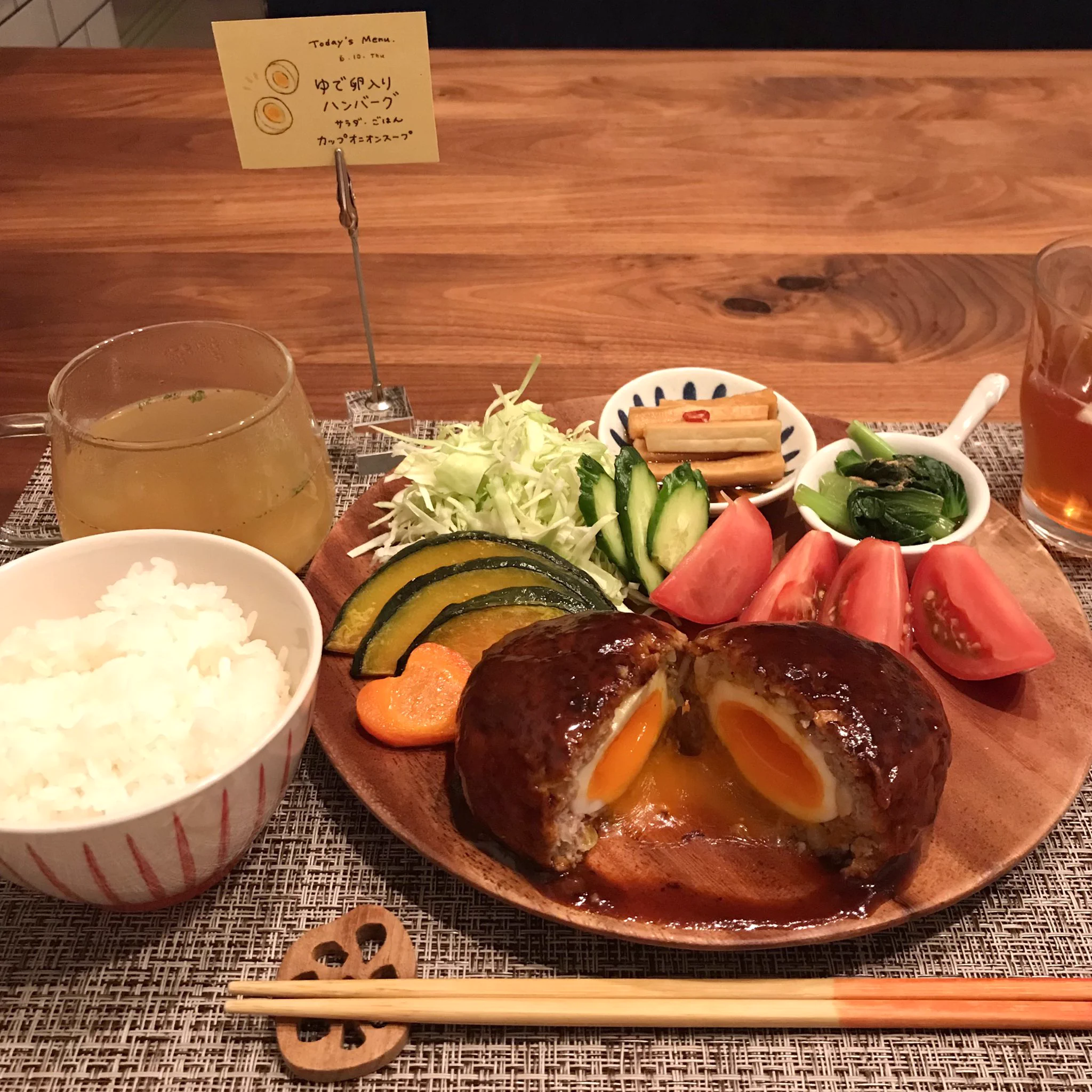 夫に天才と言われたご飯がこちら！黄身がトロっとあふれ出すハンバーグが印象的！