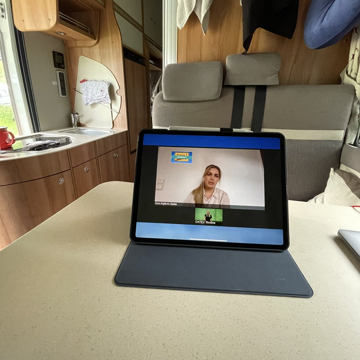 MarcoKeuthen's tweet photo. @ak_balla_ spricht über Home-Office-Talk und das Netzwerken zwischen KVs und #systempartner @DATEV So muss das sein. Cool. 👍 https://t.co/Unbk3dTH9Z