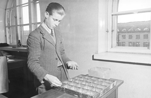 Rautatiemuseo's tweet photo. VR:n psykoteknillinen laboratorio suoritti valinnat VR:n kouluihin ja virkoihin.

Se järjesti hakijoille psykoteknillisiä kokeita, eräänlaisia soveltuvuustestejä, ensimmäisiä ammattitestejä Suomessa.

#MusemWeek #MuseumWeek2021 #EurekaMW #psykoteknillinenlaboratorio #kokoelmat https://t.co/saPiszd2tY