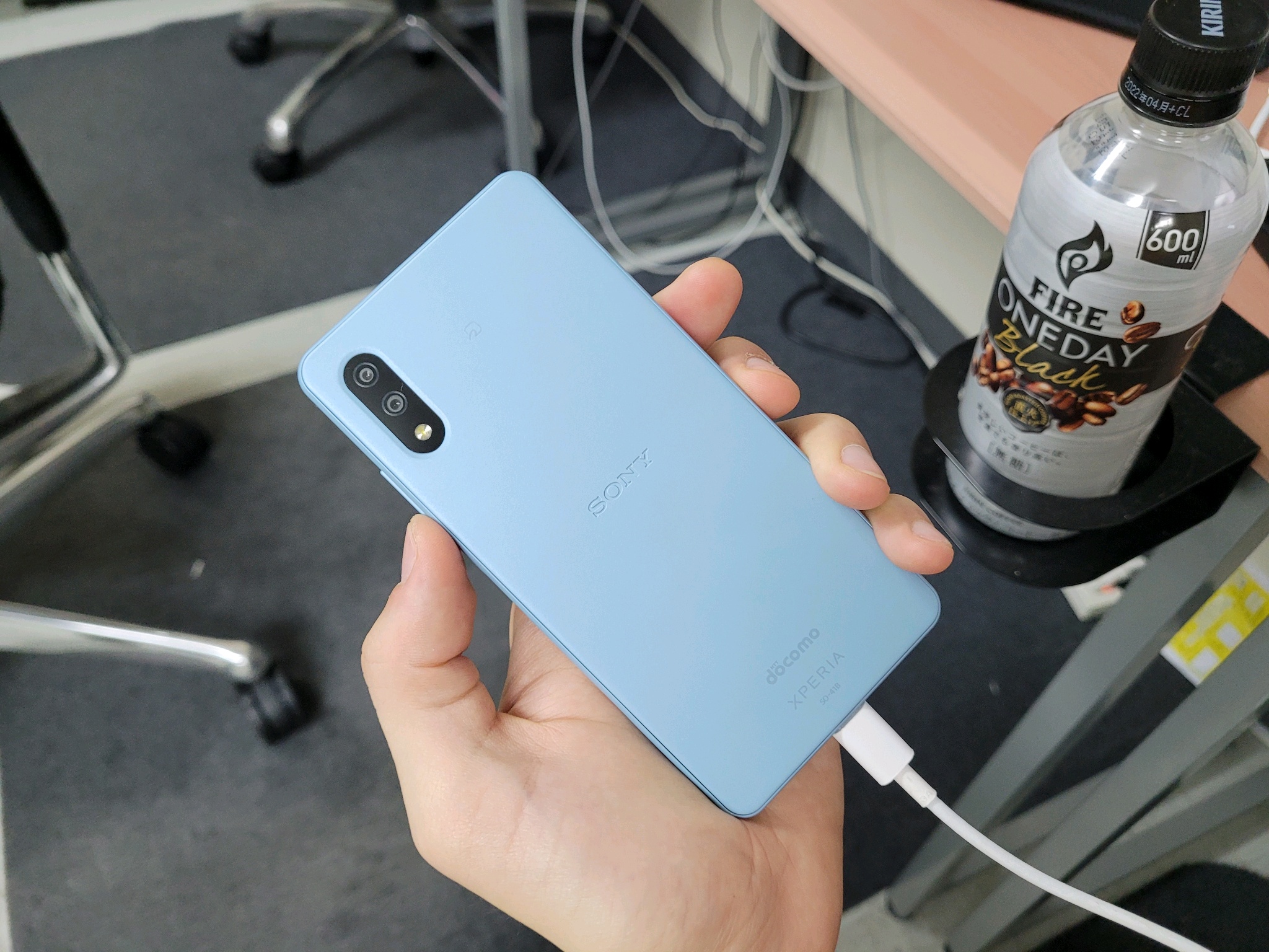 柳生剣之介 Xperia Ace 相変わらずコンパクトなサイズに加えて先代モデルよりもよりキュービックなボディ 更にサラサラでなめらかさを感じる質感はかなり好み ちょっと昔のウォークマンを何故か思い起こします ソニーのロゴは彫り込まれているので