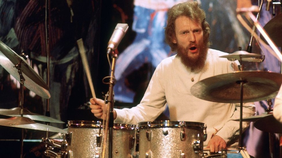 Ginger baker bill frisell. Джинджер бейкер в молодости. Барабанщик. Ginger baker trio. Ginger baker.