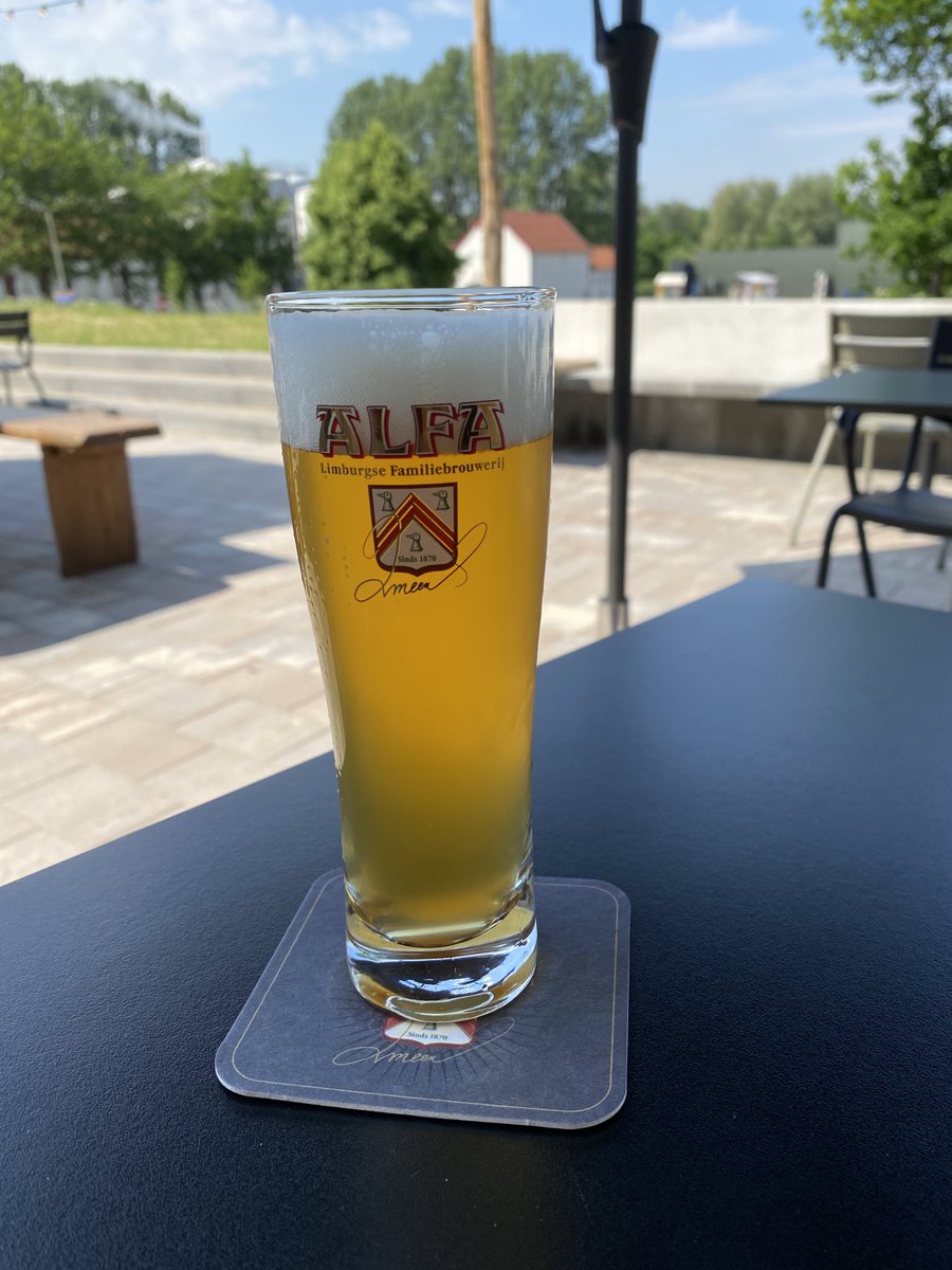JosvBree's tweet photo. Genieten van een mooi glas Alfa Ongefilterd Puur van het vat met de geuren uit de @alfabier brouwerij.
#thull https://t.co/VfCgwyP3qz