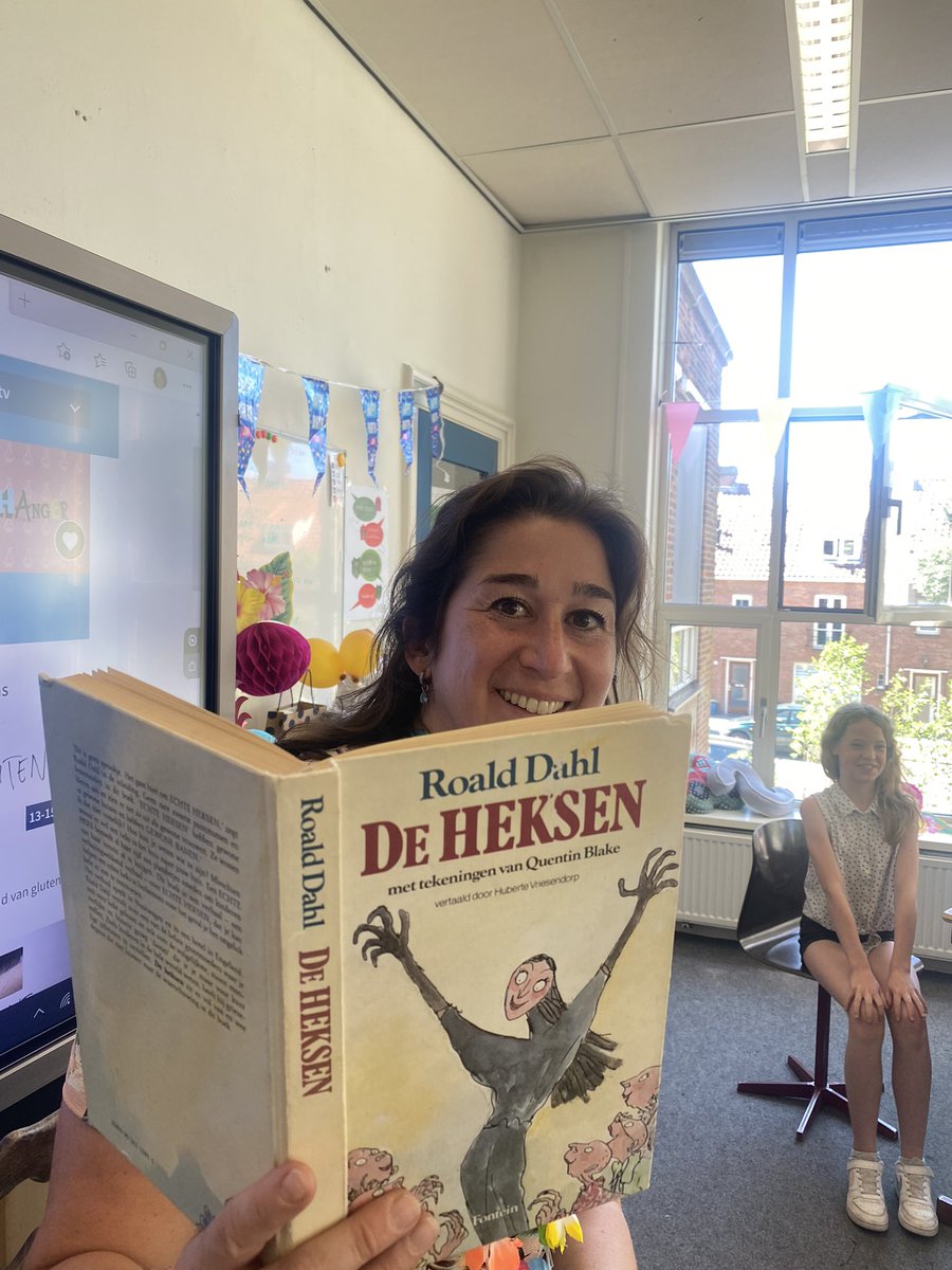 CarinZandbergen's tweet photo. Jarige juffrouw Joyce leest voor in groep 7! Zo belangrijk. Kinderen zitten heerlijk te luisteren. @KC_Christoffel #(voor)lezen=dubbelleven https://t.co/cDsGzu3Ugr