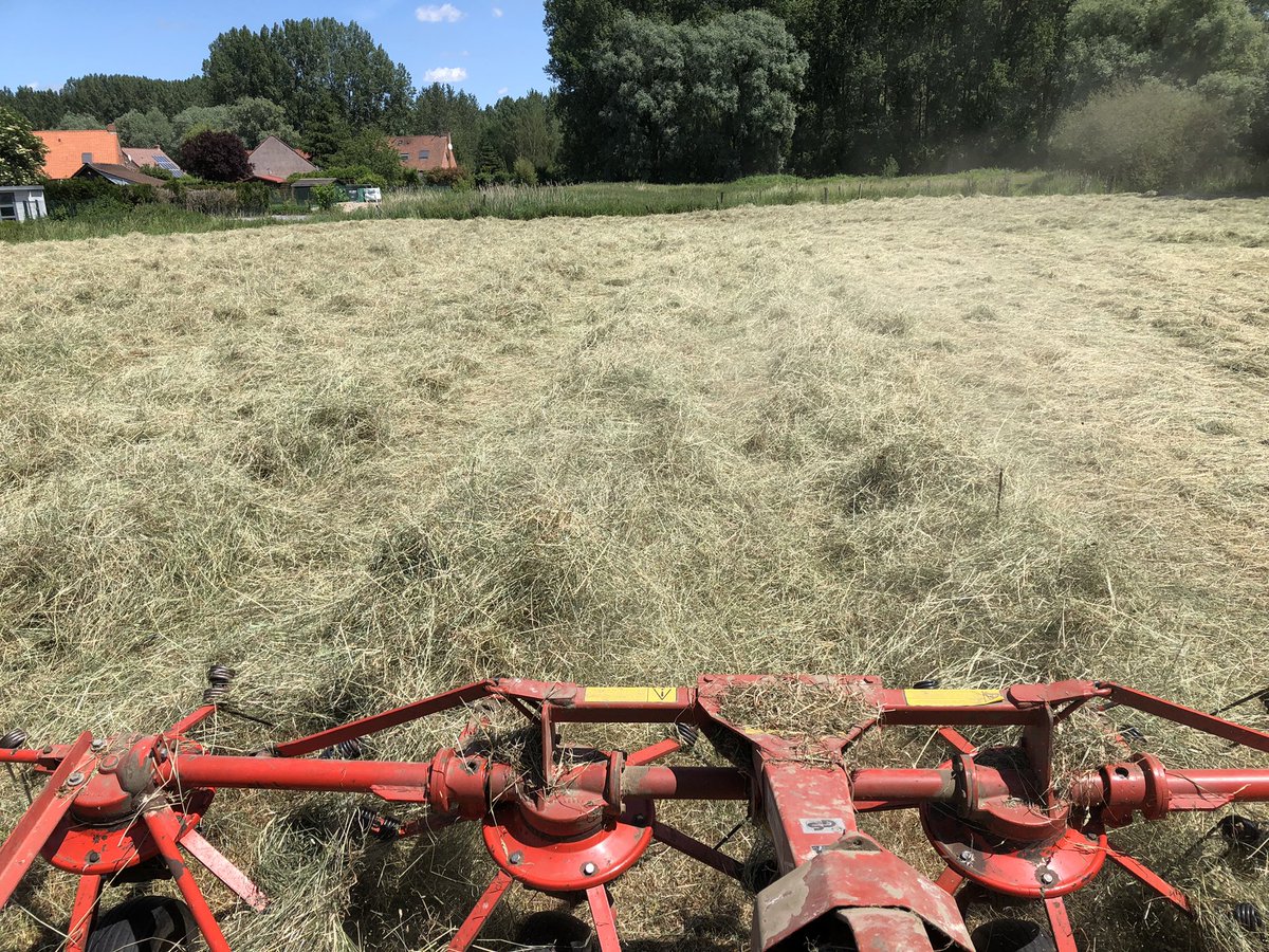 CDescamps_FD's tweet photo. - Je peux pas - j’ai foin - 😉 @UnealCoop Bonjour, n'hésitez pas à nous rejoindre demain dès 13h au silo de Warlus pour le Techniday. Convivialité & technique au rdv. Ouvert à tous. A demain. STOP 36111. 🌾. #Techniday @GroupeAdvitam https://t.co/B2T3Pz7ZqG