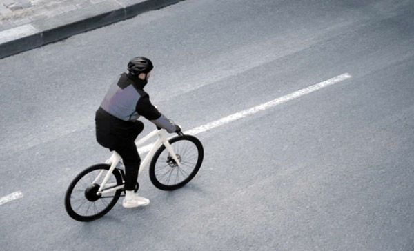 De Cirrus-jas is een airbag voor op de fiets. freshgadgets.nl/de-cirrus-jas-…