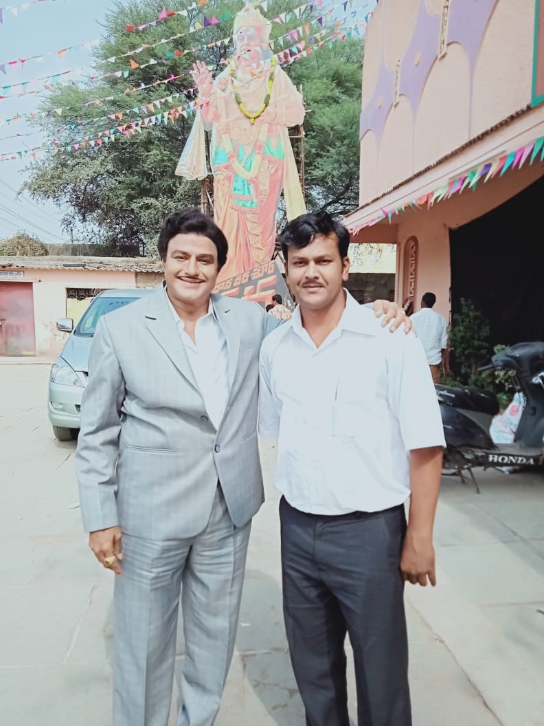 rjcvarma's tweet photo. HAPPY BIRTHDAY BALAYYA BABU,
me as a role of T.V. Raju (Music Director) with Balayya babu in the movie NTR Kathanayakudu, Thanks a lot to @DirKrish garu for given this great opportunity https://t.co/kPhja3hMpU