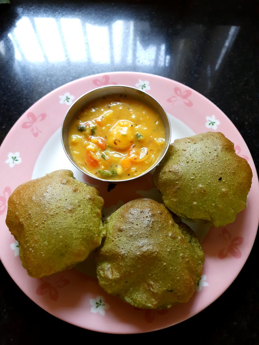 raajcar's tweet image. Chakramuni soppu / Vitamin soppu poori and Bombay Sagu 
ಮಳೆಯಲಿ ಜೊತೆಯಲಿ 💕😍
#RajsKitchen