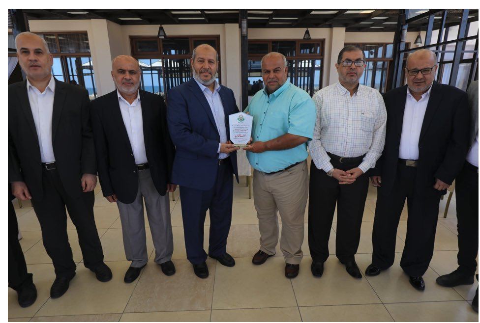 Al Jazeera recibió un premio del grupo terrorista Hamas por su cobertura. Hamas dijo que está orgulloso de la actuación de Al Jazeera.
 Todo dicho.