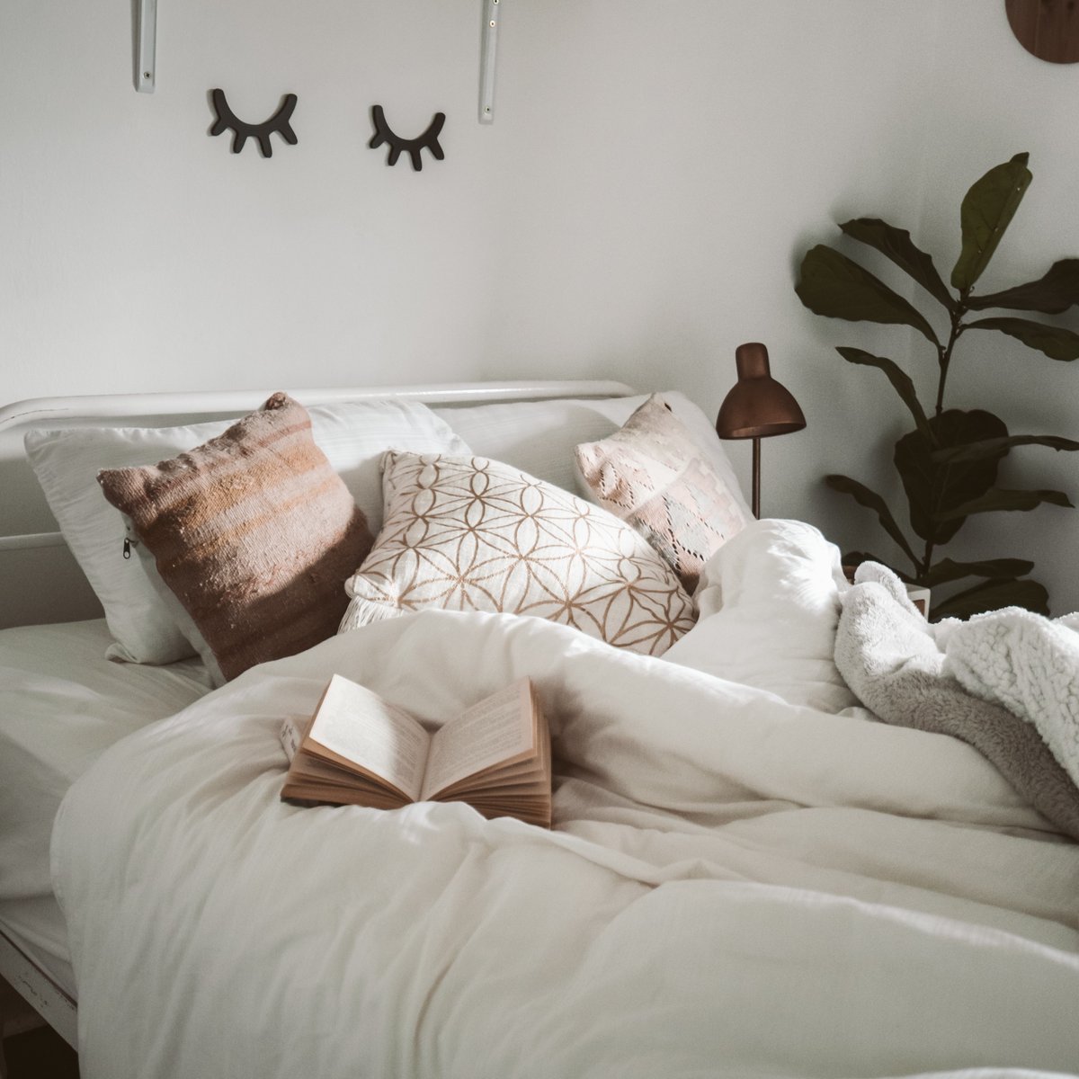 Our weekend corner! 
We don't know what we love more - the printed pillows, the cloudy comfy duvet or cute sleepy eyes on the wall.
📷 by Taryn Elliott
.
.
.
.
.
#californiadesignden #sustainableliving #homedecor #shopcotton #sustainableliving #saynotoplastic #saynotomicrofiber