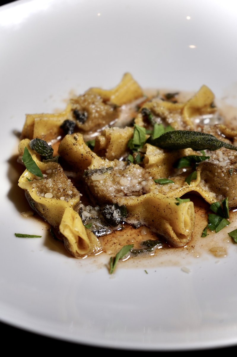 Caramelle, stuffed with Porcini Mushroom & Sweet Potato. This pasta gets its name from it’s candy-wrapper-like shape. Brown butter, sage & parmigiano reggiano finish the dish. 👌