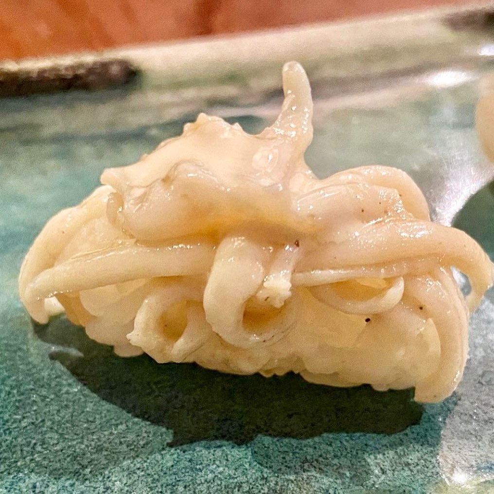 #Nigiri de espardeña con alioli de sus pieles 🤩 ¡Un bocado de sabor a mar para disfrutar a tope!
#sushilocura🔪🌶🐟 #japo #top #fusion #producto #gastro #foodie #igers #yummyfood #tastyfood #restaurantesmadrid 
📸 @venacenarcontilo