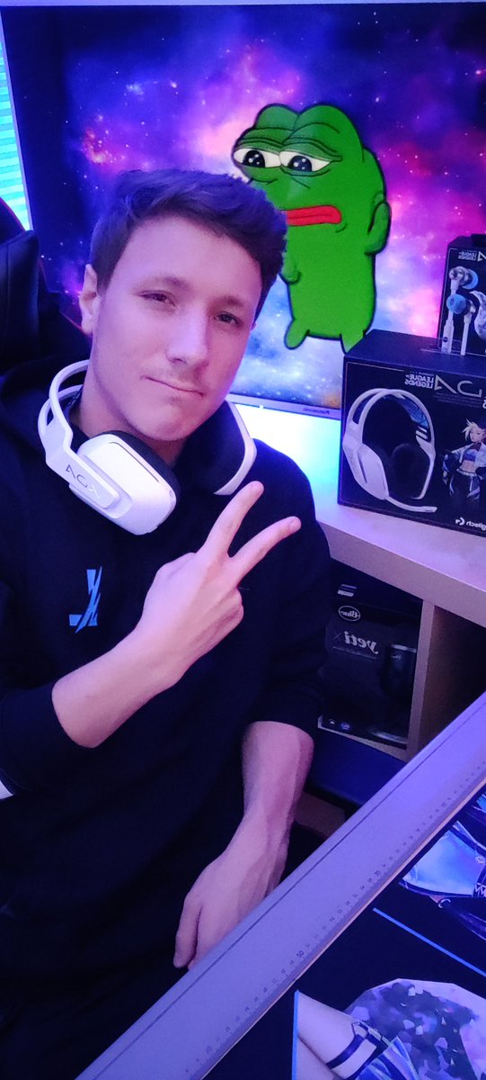 ChiefEragon's tweet photo. Look what just arrived 👀
That #wildrift #wildstars Hoodie is sick af! 🔥
Much love to @wildriftDE for sending this one over. ❤️
And btw, Yes it's just a casual photo streak in my daily life 🌚 https://t.co/xCDJYBFLVc