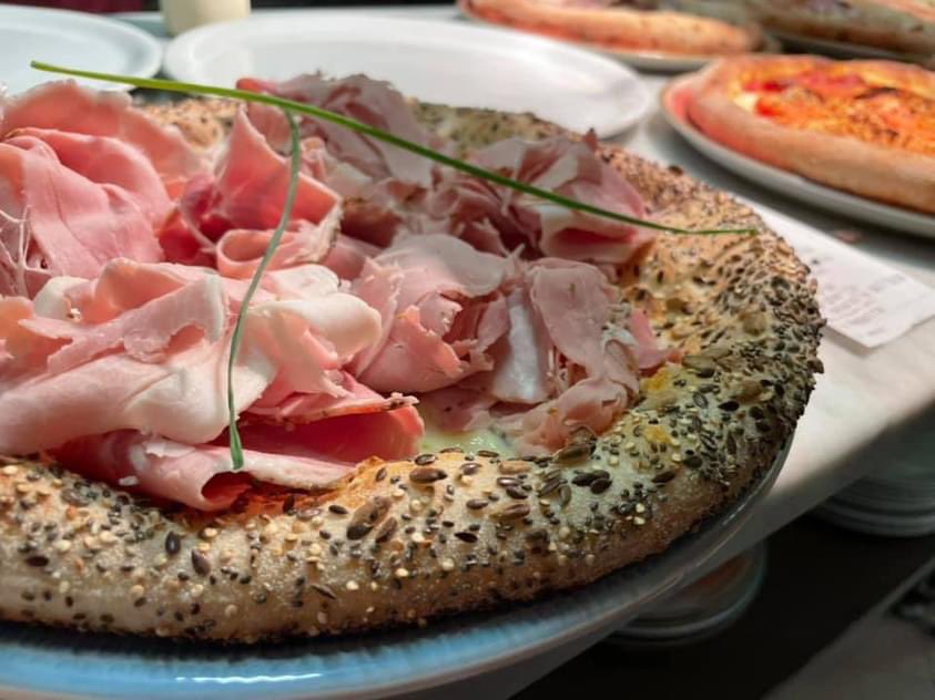 ilborgopizzeria's tweet photo. La pizza del momento!🤩
La nostra “Ai Semi”🤤

🔹prenota in tempo 0912774401-3791289969
🔹servizio d’asporto, servizio a domicilio gratuito 
🔹servizio ai tavoli 
#riaperturaristoranti #riaperturesicure #servizioaitavoli #zonagialla #caccamo #ilborgo https://t.co/epXFvISD47