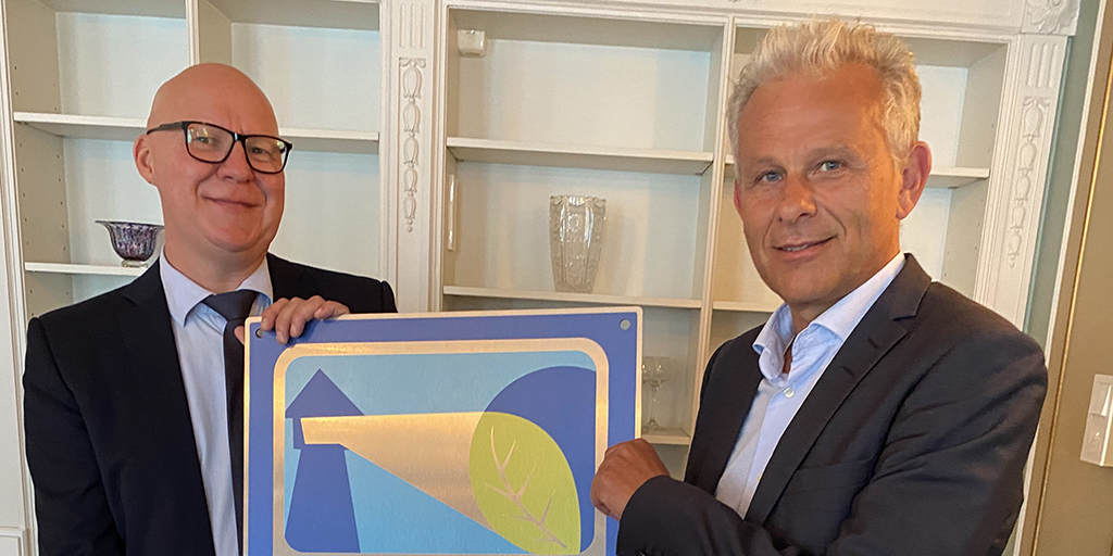 NHH er nå sertifisert som miljøfyrtårn. I dag
overrakte varaordfører i <a href="/bergenkommune/">Bergen kommune</a> Rune
Bakervik beviset til <a href="/NHHnor/">NHH Norwegian School of Economics</a>-kommunikasjonsdirektør <a href="/GeMikalsen/">Geir Mikalsen</a>. @miljofyrtarn