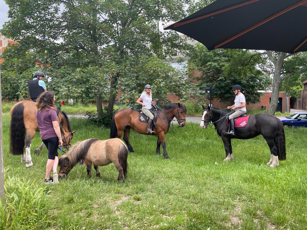 You think the phrase ‘four-legged friends welcome at the pub’ is exclusive to dogs? Think again!

It was great to see The Fantastic Mr Fudge outside the Hand in Hand this morning 🐴 

thehandinhandwimbledon.co.uk

<a href="/YoungsPubs/">Young's Pubs</a> #summertime #shetland #pony #wimbledon #wimbledonvillage