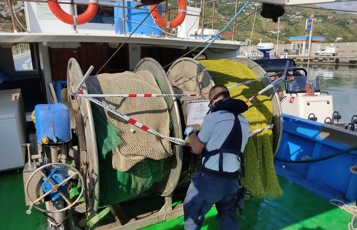 guardiacostiera's tweet photo. Nei giorni scorsi i militari della #GuardiaCostiera di #Vibo e #NaveGregoretti hanno sequestrato 7 reti da pesca utilizzate da pescatori di frodo e 2 ulteriori reti irregolari nei confronti di due pescherecci. Elevate pesanti sanzioni nei confronti dei trasgressori.
#Tutelapesca https://t.co/FKgeHUzuD6