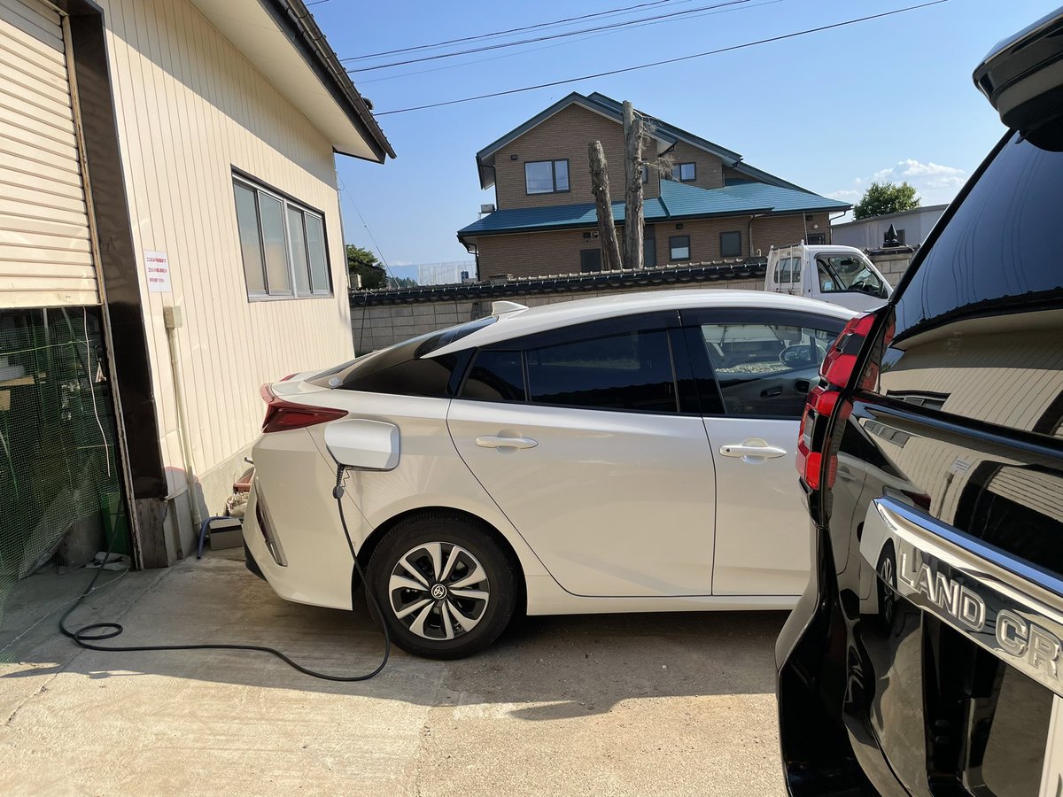 ট ইট র 川奈亮司 会津の母ちゃんが あんたの車リッター何キロ なの って言ってきたから 7ぐらいだ って言ったら ふっ もったいね って鼻で笑った母親の車は完全電気自動車になってました トドメに 500キロ しか走らないけどね って 私の車満タンで