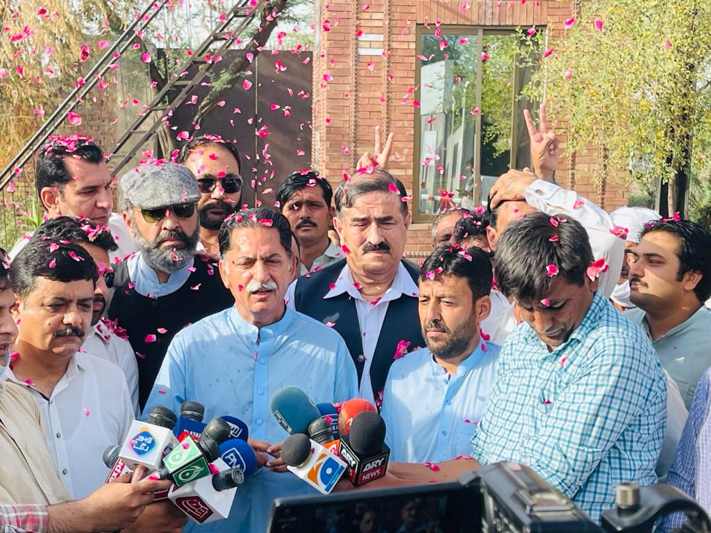 ZeshanMalick's tweet photo. میاں جاوید لطیف صاحب جیل سے رہا ۔۔۔ https://t.co/6ryUhbbiAU