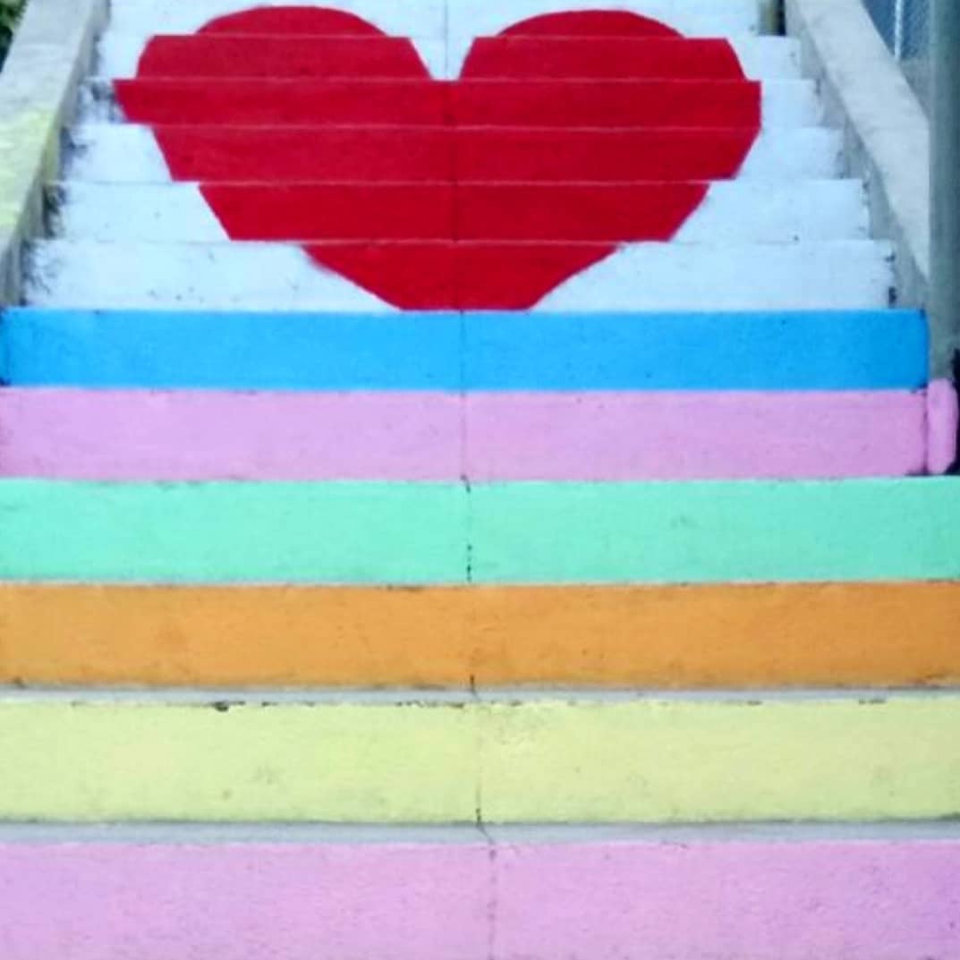 ssoulmatee2's tweet photo. El destino elegido por vosotrxs es arte callejero de Los Angeles! ✨
.
Los Angeles está repleto de arte callejero y nos encantó. Y ya no solo en las paredes, sino en las escaleras como podéis ver 😍
.
Lleva como nombre HEART STAIRS y está en #silverlake
 #losangeles #art https://t.co/LHKSTbUdRZ