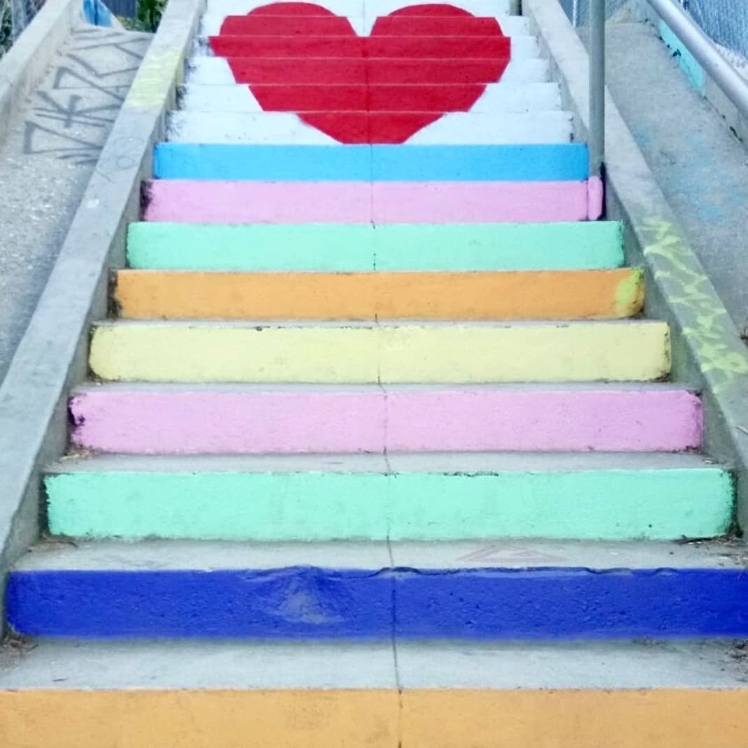 El destino elegido por vosotrxs es arte callejero de Los Angeles! ✨
.
Los Angeles está repleto de arte callejero y nos encantó. Y ya no solo en las paredes, sino en las escaleras como podéis ver 😍
.
Lleva como nombre HEART STAIRS y está en #silverlake
 #losangeles #art