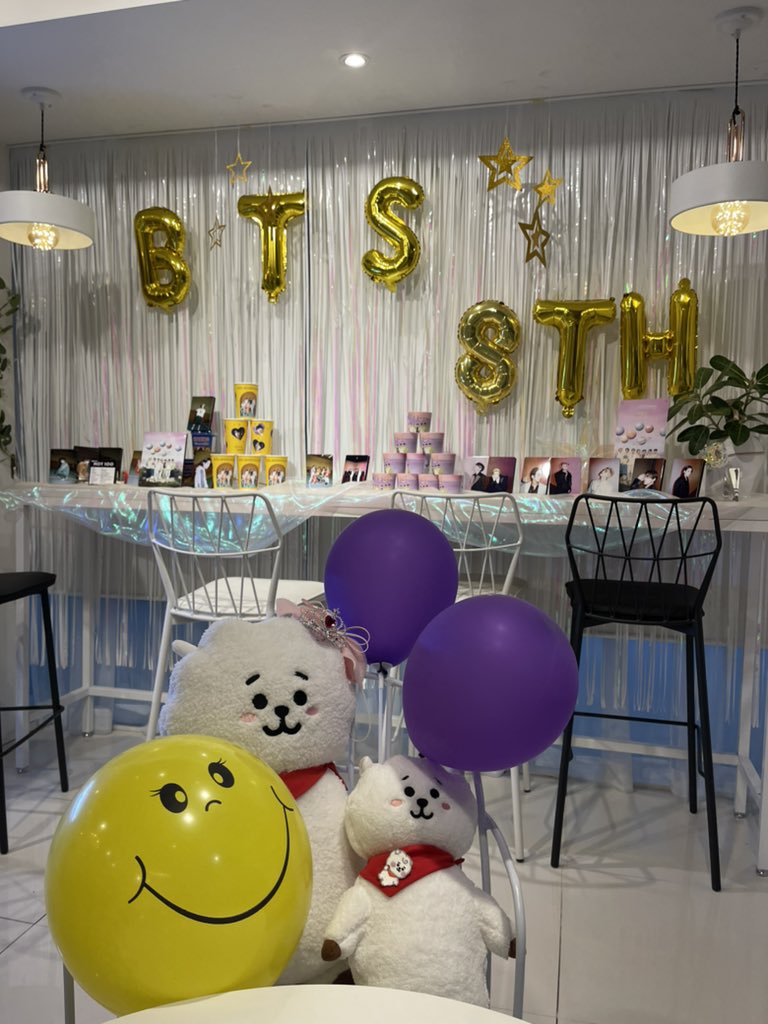 inlovejhs's tweet photo. Everytime I come to this cafe I just die internally it’s so beautiful so happy I was able to stop by today!! 

#버터처럼_달콤한_8주년
@sia_ATELIER @beloved1204_ https://t.co/SyXlQp1DbU