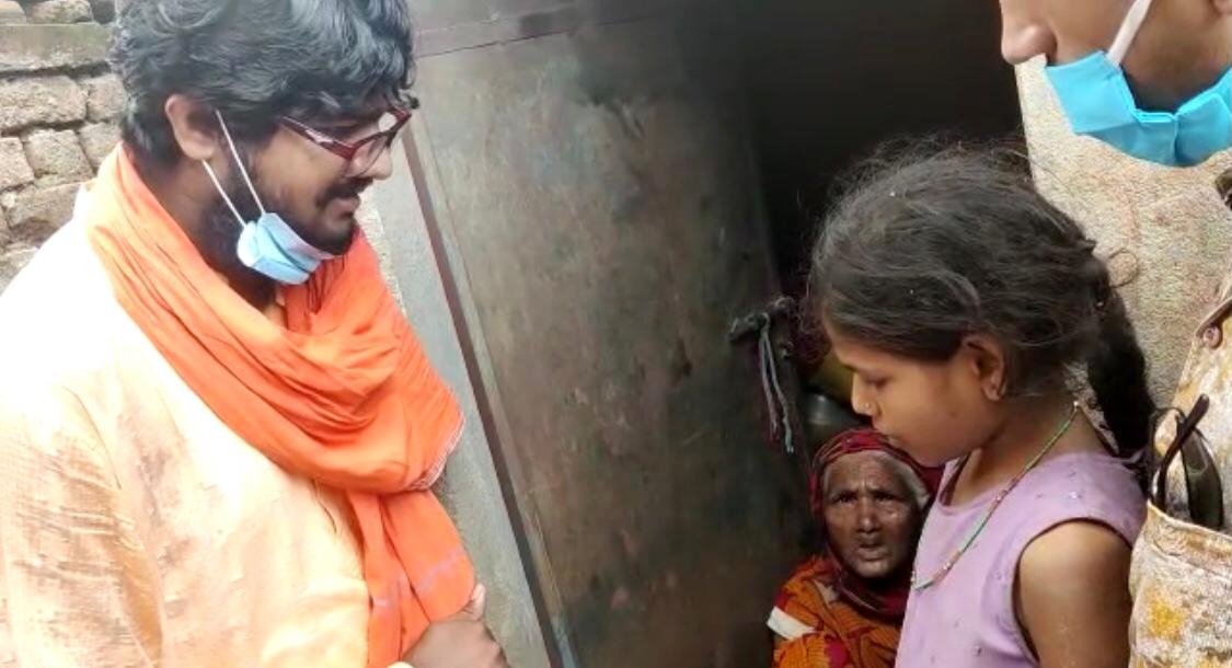 princepatelrss's tweet photo. कल एक वीडियो से बिचलित होकर #नालन्दा के करायपरशुराय में बूढ़ी अम्मा के पास पहुंच कर ग्रामीण से अग्रहकर उन्हें सुरक्षित बगल के घर मे शिफ्ट कराया एवं छोटी बच्ची से आगे की पढ़ाई जारी रखने हेतु मुफ्त शिक्षा का पेशकश भी किया। @iamNavKP @Mukesh_journo @Ideaz_90 @dmnalanda @Shubhrastha https://t.co/aG1dk3L7X0