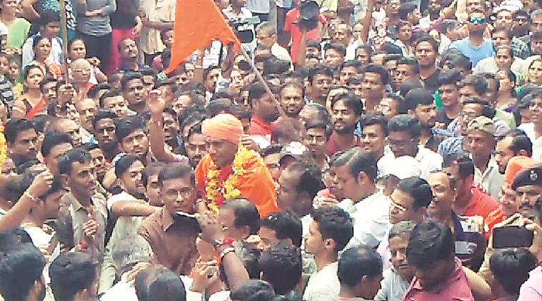 जब अजमेर ब्लास्ट को अंजाम देने वाले आतंकवादी भावेश पटेल का गुजरात में इतना भव्य स्वागत हुआ
तब अहसास हुआ की उसके जैसी मानसिकता वाले हज़ारो आतंकी अभी देश में मौजूद है
अगर भावेश पटेल #मुसलमान होता तो अबतक सभी चैनल्स पर ज़लज़ला आ चुका होता,और हम लोग मुजरिम की तरह जवाब दे रहे होते