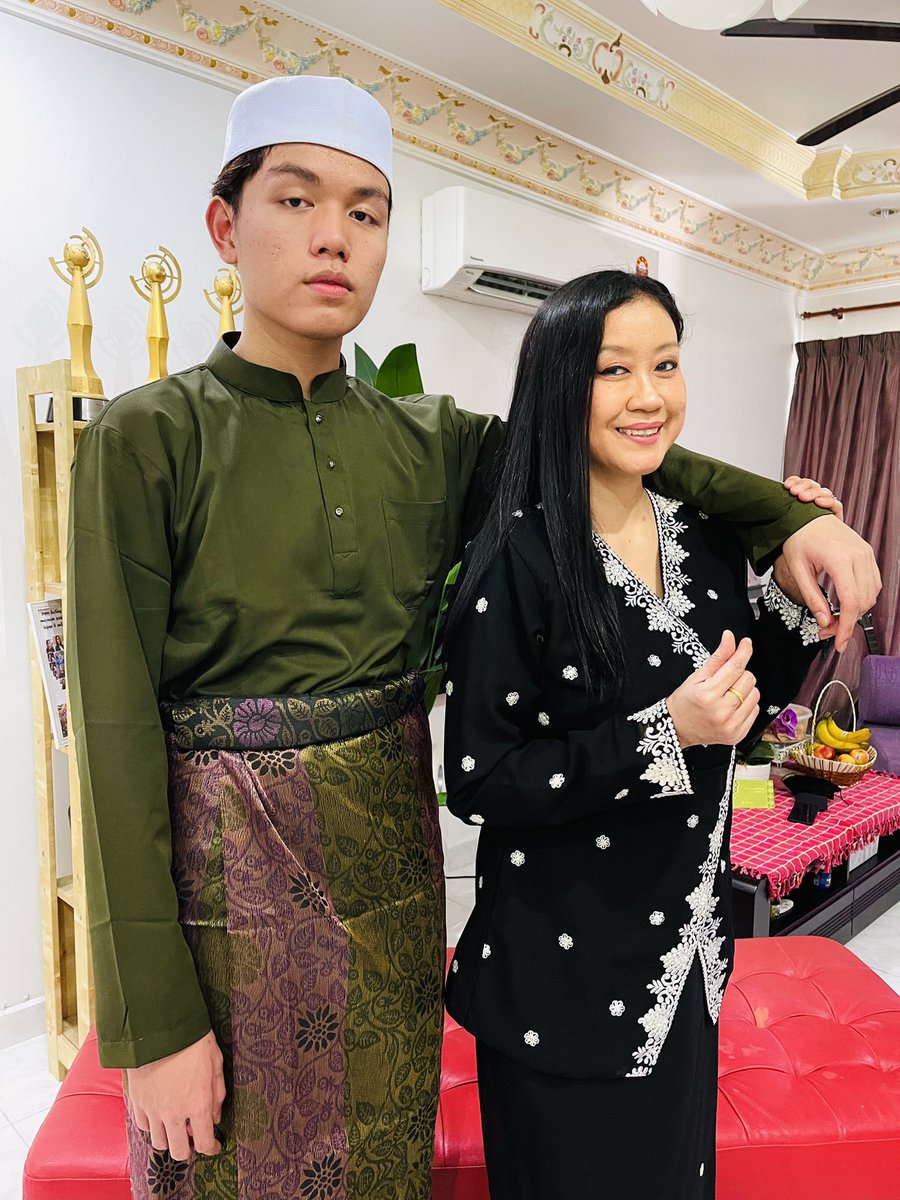 djlinsuriacinta's tweet photo. Satu satunya #AnakBujang yg #djlin ada #Nazren 🥰Pagi tadi dapat result #spm dia,Alhamdulillah #Nazren lulus🤲syukur, Tahniah adik🤩Moga ada rezeki utk sambung lagi pengajian diperingkat lbh tinggi lepas ni🤲Doakan ya😁katanya nak jadi #penyampairadio macam #Ibu dia😅#anakDjLin https://t.co/FU61wBzLuj