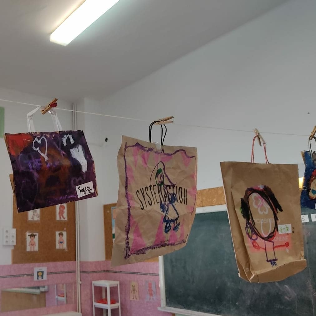 FedacLleida's tweet photo. INFANTIL: Els alumnes d'infantil s'inspiren en l'obra del @sirolopez per crear art que emociona amb material en desús. #emocions #etapesdelavida #somcreatius #mésartalesescoles @mesartescola https://t.co/hJxp9Z5one