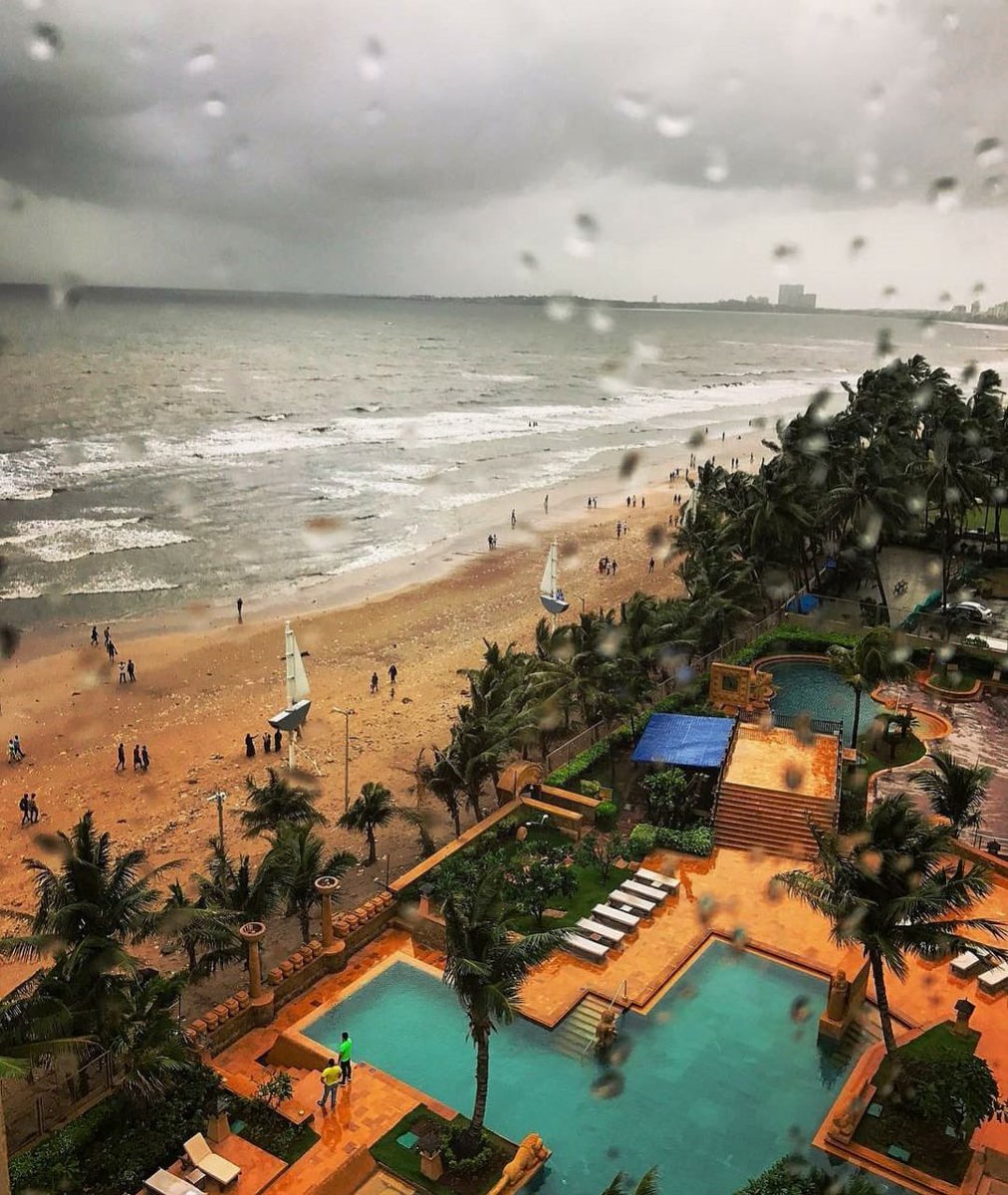 JWMarriottJuhu's tweet photo. There's a certain kind of magic in watching the rain by the seashore 🌊🌧

Agree? 

#MumbaiRains #StaycayWithMarriott #JWMarriottJuhu https://t.co/n5MsaA8jnY