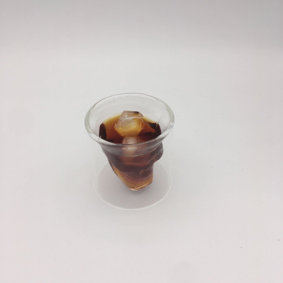 Vous avez chaud et le rush des dossiers à boucler avant la trêve estivale ? Testez le Cold Brew, café froid infusé plus de 12 heures - hyper caféiné et disponible dans notre coffee shop interne