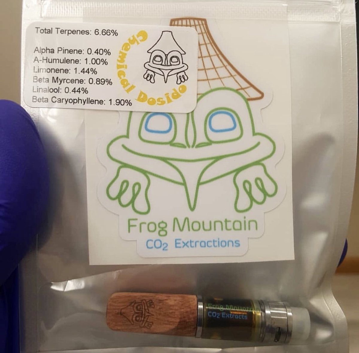 O2vape's tweet photo. When in Alaska @frogmountainco2 🔥
Award winning, customizable, 100% compliant vape products from @O2vape
Accept NO imitations.
https://t.co/mbFhSS1obE
#alaskaextracts #extracts #distillate #alaskadispensary #alaskastoner #vapecartridge #vapereview #dabs #bestofalaska https://t.co/nD2nKM3TjV