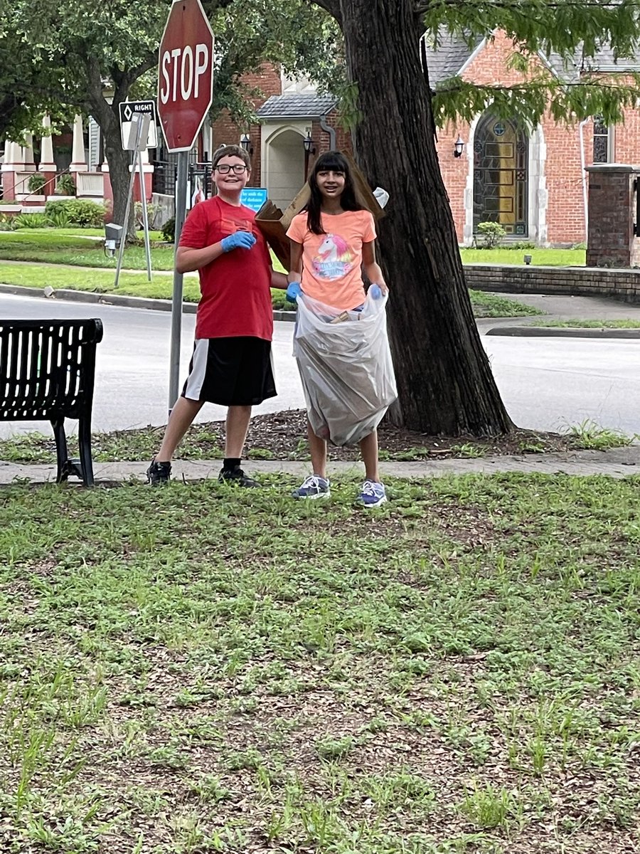 HamiltonMS1's tweet photo. @HMSInteract closed the school out with a bang yesterday cleaning up the Heights Blvd walk/run trail. What a great way to exhibit #serviceaboveself https://t.co/nN1LXlFsbz