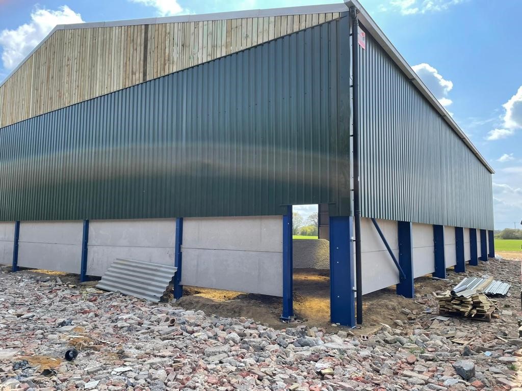 concretepanels's tweet photo. We manufactured &amp; supplied 90mm thick, 2m high #concretepanels for this 90' x 80' x 20' #agricultural building in #Yorkshire with a 40' wide lean to extension. 

Need to discuss your next project?
☎️01270 258076
💻https://t.co/w4l47IQVUi
#FarmingTwitter #farming #concrete #farm https://t.co/AscEvP4oFH