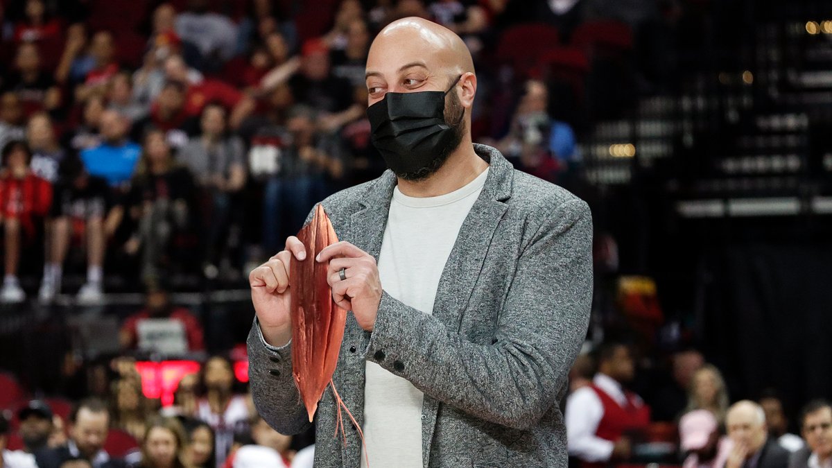 ‘Missing Something, James?’ Cackles Rockets GM Holding Harden’s Hamstring bit.ly/3zpXDfY