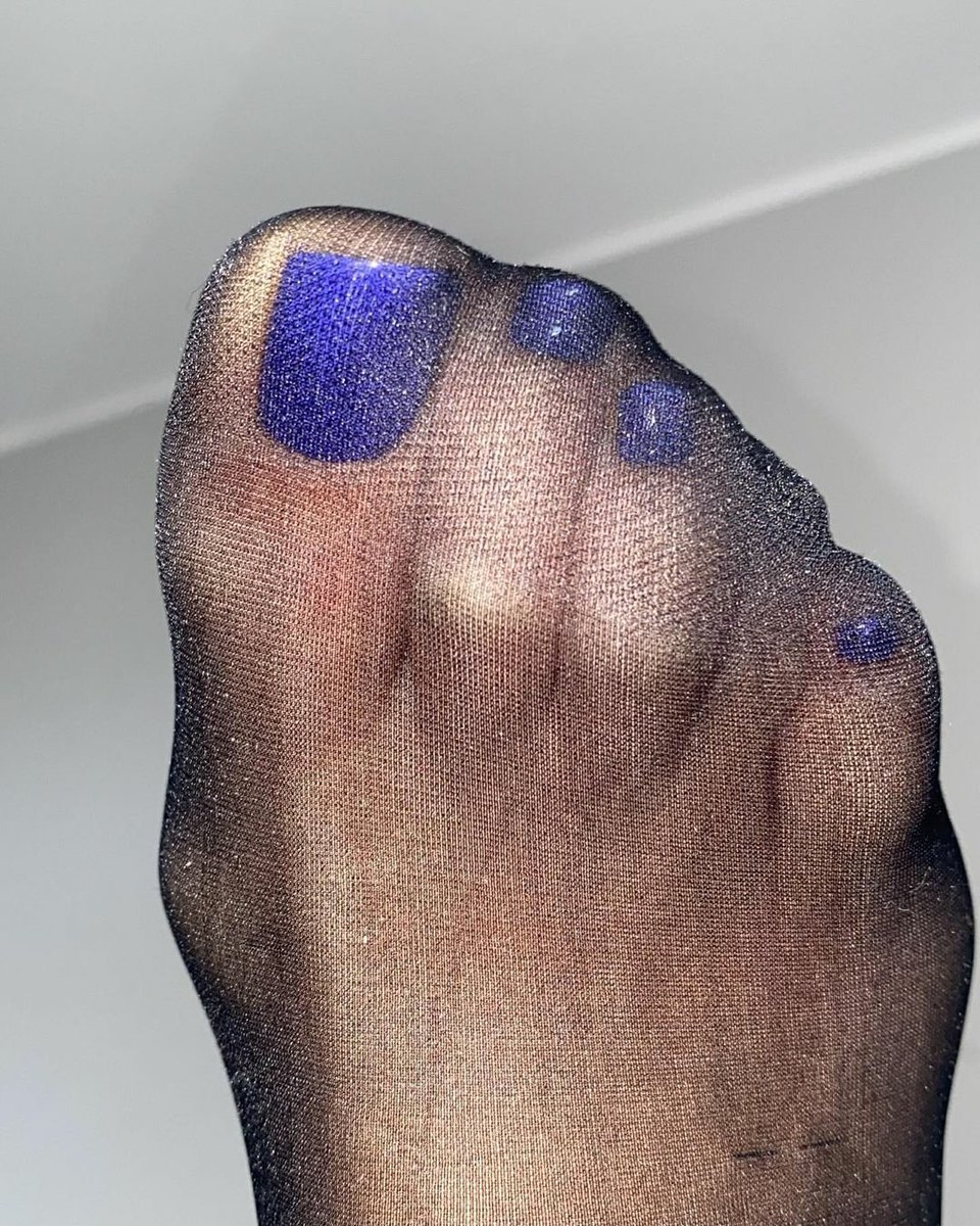 Dzisiaj moje szmaty dostają wypłaty, a Pani właśnie zrobiła sobie nowy pedicure 💅

Która szmata zwraca? DM 💸💸