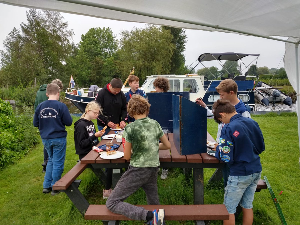 : Afgelopen zaterdag hebben de zeeverkenners een uitgebreide dagtocht gemaakt naar de Westeinderplassen. Ze zijn op eigen kracht hiernaartoe gegaan en hebben ter plekke een lekkere lunch bereid. Gelukkig was het lekker droog en een prima weertje voor... tinyurl.com/yfbswcfb