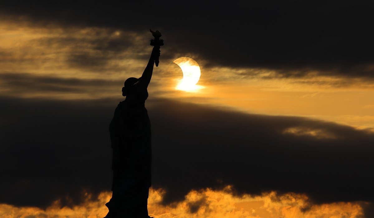 GaryHershorn's tweet image. A few others from the annular solar eclipse as the sun rose behind the Statue of Liberty in New York City, Thursday morning. #newyorkcity #nyc #newyork @NYmediaBoat #RingofFire #solareclipse2021 #solareclipse @agreatbigcity