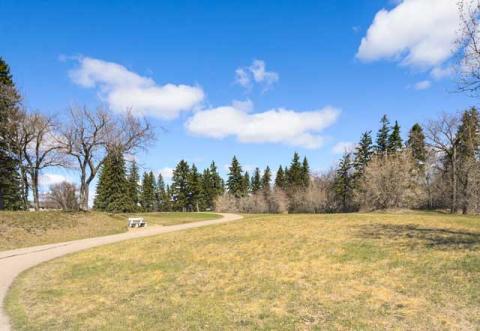 Join us Sat afternoon 2-4 pm at Sanitorium Site for this week's #HotDrinksOutside meetup. This urban gem is btwn Holiday Park neighbourhood and the Holiday Park Golf Course, at 1430 Avenue M South: goo.gl/maps/ZWSSiHYSJ…. Pandemic rules in effect (masks + max 10 ppl at one time)