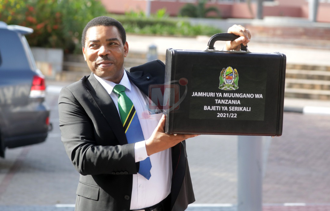TheCitizenTz's tweet photo. The Tanzanian shilling against the US dollar has remained stable whereas one US dollar was exchanged for an average of shillings 2,298.5 in April 2021, compared to an average of shillings 2,291.3 in April 2020. #TheCitizenUpdate #Budget2021 #TZBudget https://t.co/Vqq47FHqKM