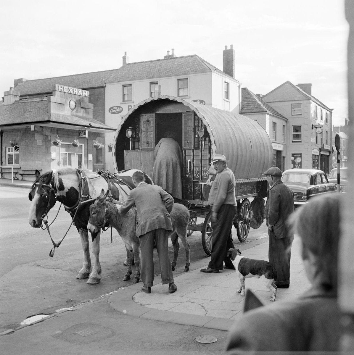 Did you know that June is Gypsy, Roma & Traveller History Month? This 1950s image from @HE_Archive shows a caravan on Hexham's high street, in the High Street HAZ area. 

This year's #GRTHM theme is
#MakeSomeSpace 
Get involved here: bit.ly/356gzST