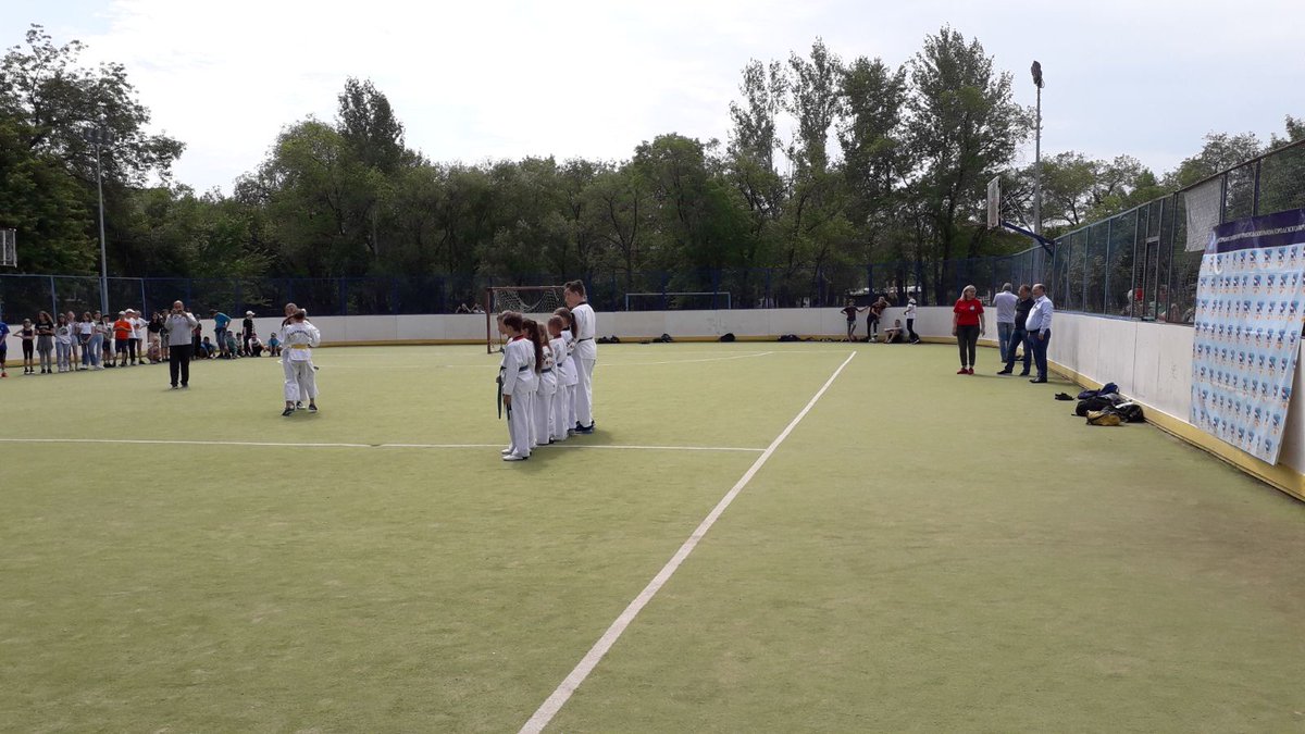 Сегодня состоялось  торжественное открытие сезона "Лето с футбольным мячом'. 
Летний футбольный сезон открыли команды Школы 170 и 152