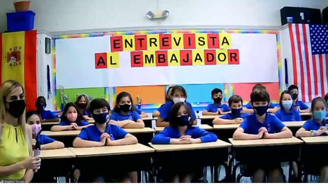 SpainEdOffice's tweet photo. Alumnos de grado 3 de la escuela Sunset y su profesora Beatriz Torre, con el embajador de España en EE. UU., don Santiago Cabanas. El embajador valoró la importancia de estudiar español y el trabajo de escuelas como Sunset para difundir la lengua y cultura españolas.
#PEIMiami https://t.co/yPkVmIF9Pk