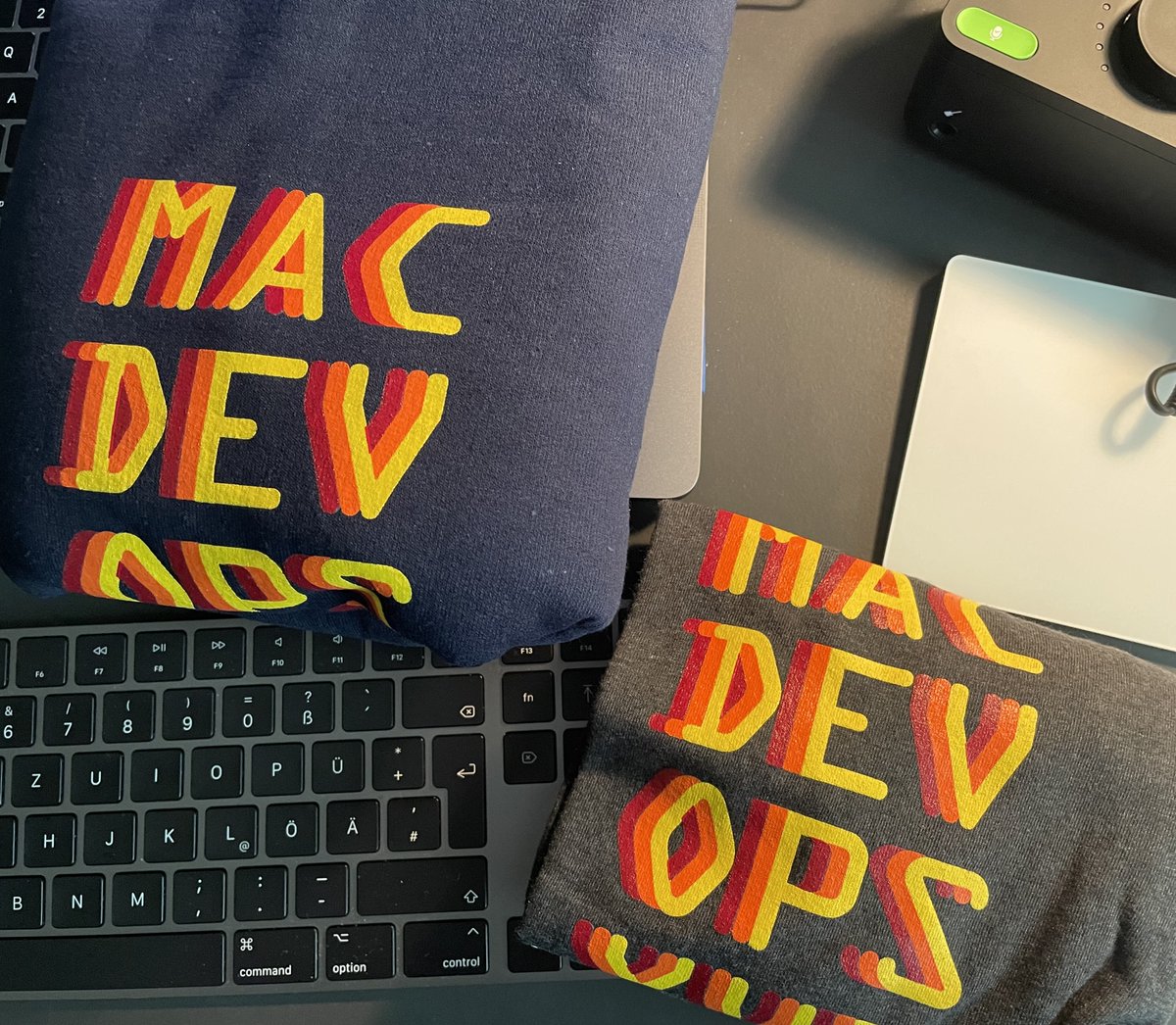 head_min's tweet image. The hoodie and t-shirt arrived just in time for the start of #MDOYVR. Join us for this great #macadmins conference starting today. #MacDevOpsYVR thanks to @macvfx, JD, @baezfelipe and crew. tickets: eventbrite.ca/e/macdevopsyvr…