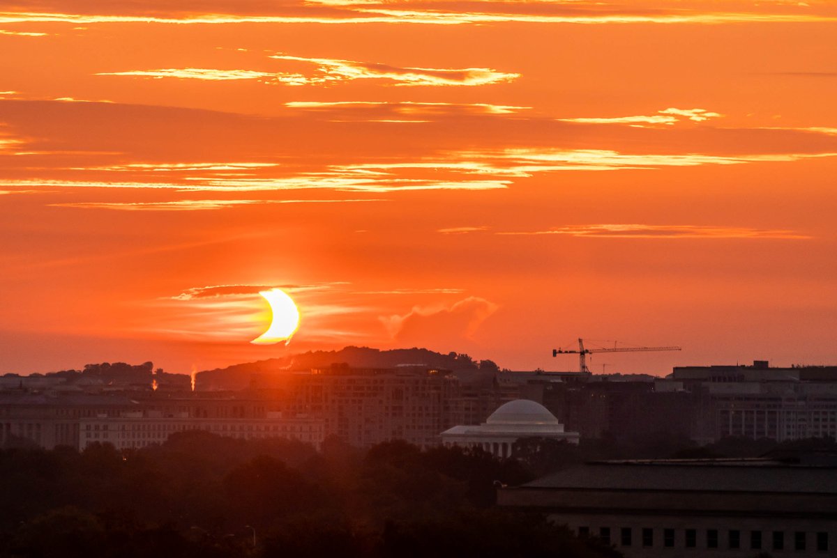 Partial eclipse rising this morning. 🌙 
<a href="/capitalweather/">Capital Weather Gang</a>