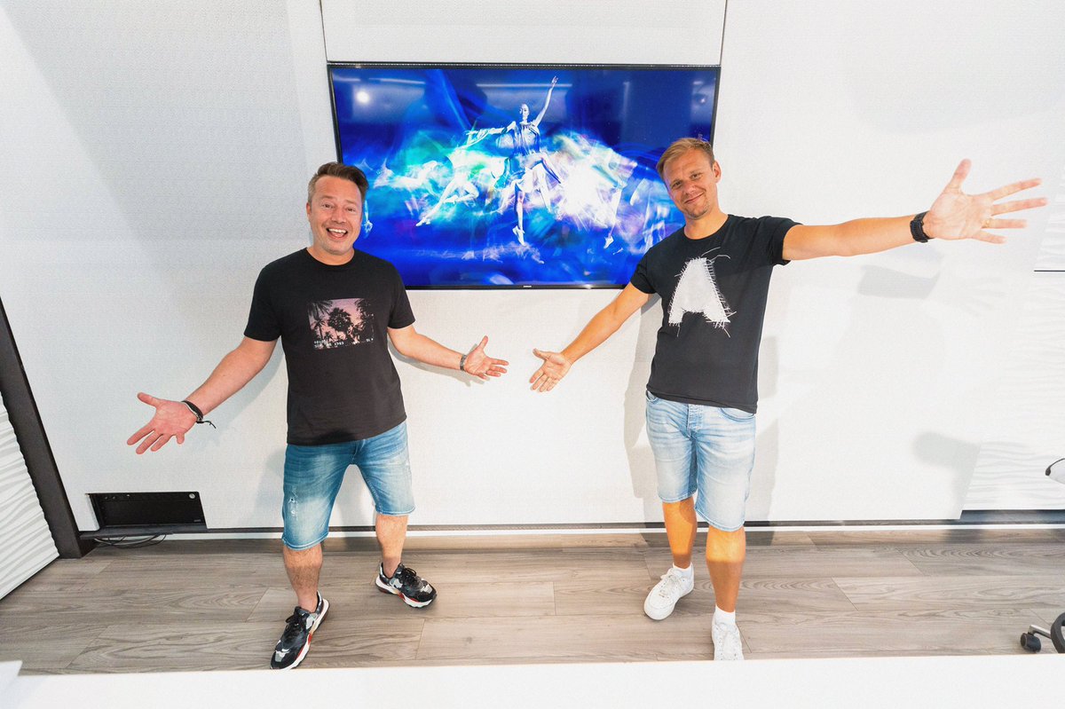 SandervanDoorn's tweet image. Joining @arminvanbuuren for the world premiere of our new track ‘Jonson’s Play’ on @asot tonight! 😁 #asot #asotday