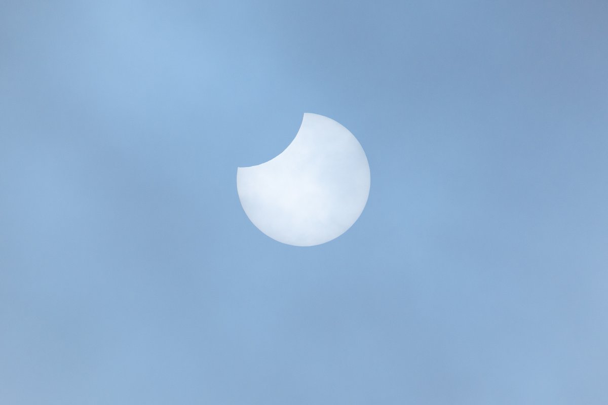 BBCLondonNews's tweet photo. Check out these beautiful pictures from today's partial solar eclipse. They were taken by photographer Lee Mundy in Bermondsey.

See more photographs from around the UK here: https://t.co/nxBImPWvRj

Thanks for sharing @Lee_Mundy. https://t.co/KDsupfa76T